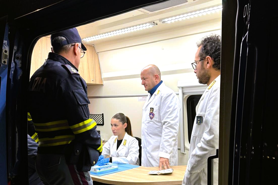 A Gela controlli della Polizia Stradale per prevenire guida in stato di alterazione psicofisica: diversi positivi ai test