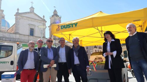 Caltanissetta. Concorso Ecoattivi: consegnata l’auto elettrica alla vincitrice e un encomio ad un operatore Dusty