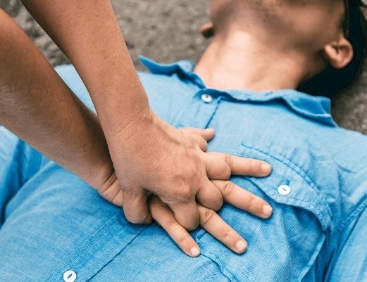 La prontezza di spirito di un addetto alle pulizie salva un rider in arresto cardiaco