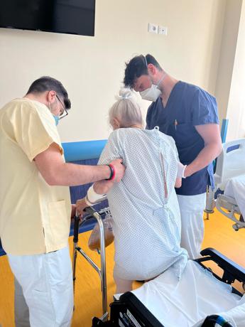 Maria, protesi d’anca a 101 anni: in piedi a 36 ore dall’intervento