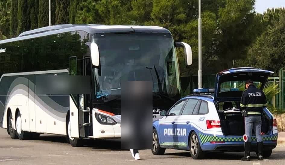 Caltanissetta. Controlli della Polizia Stradale sui pullman in procinto di partire per le gite scolastiche