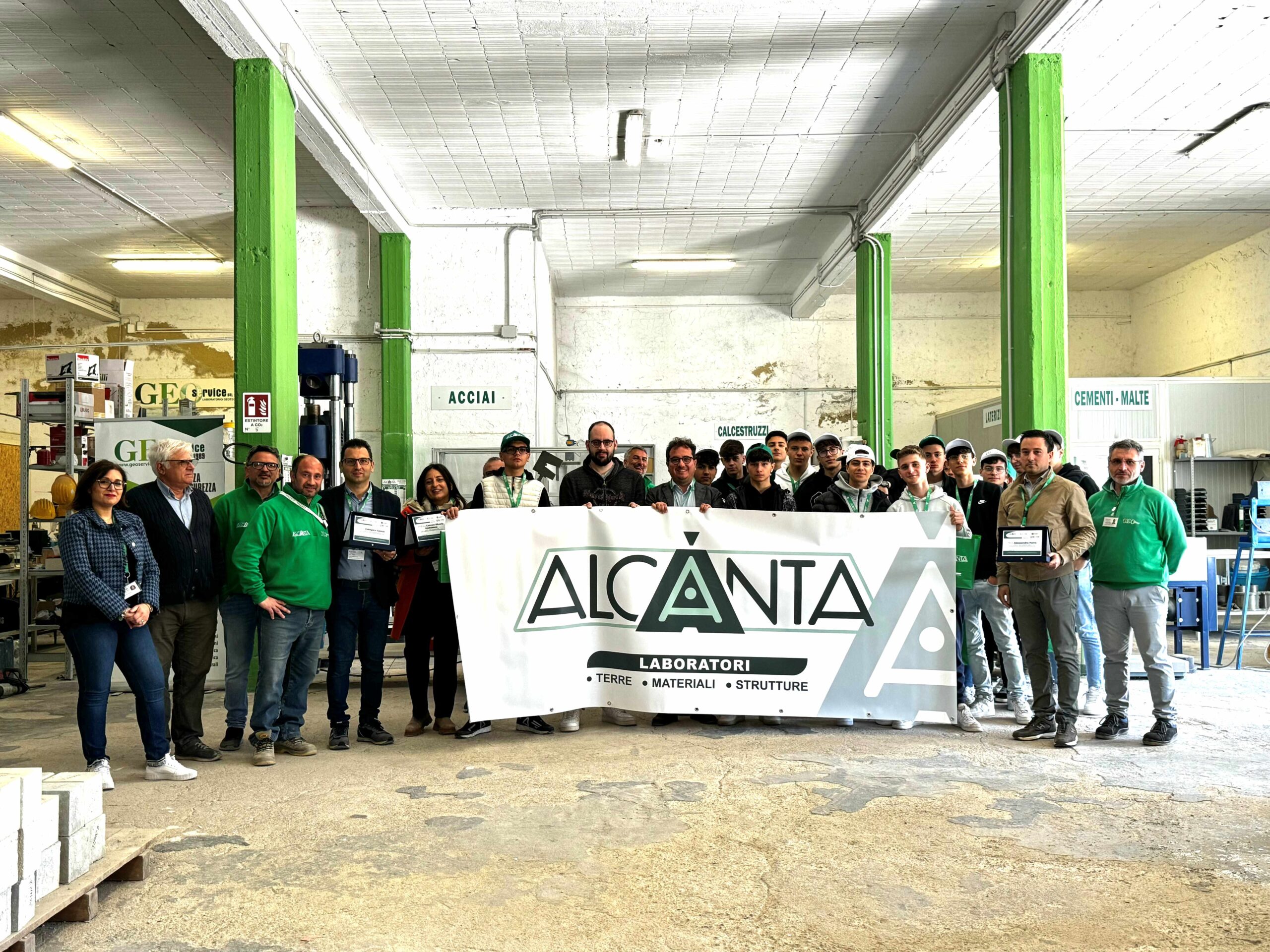 Mazzarino. Scuola e lavoro: gli studenti del “Carafa” in laboratorio a fare i controlli sui materiali da costruzione