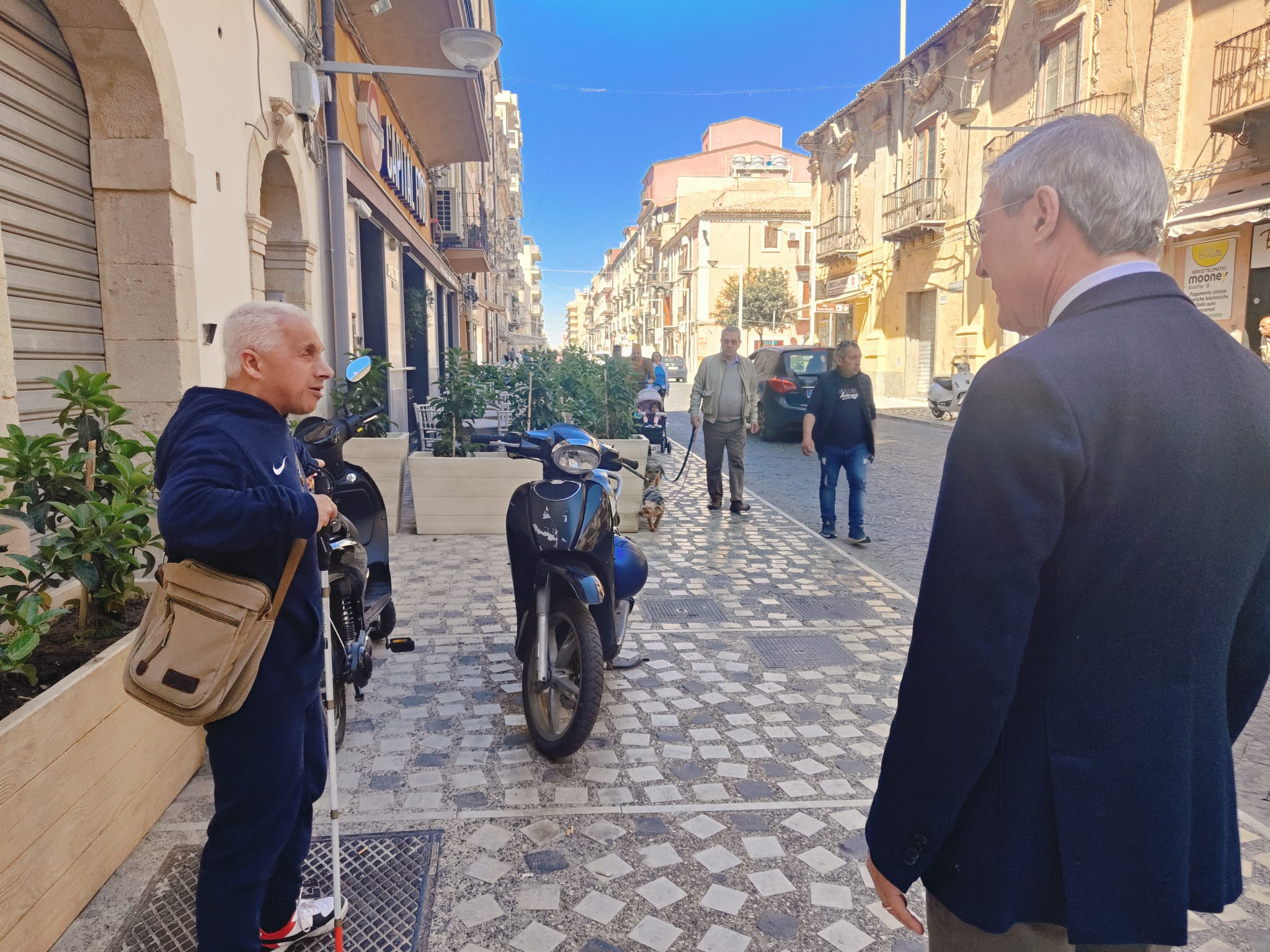 Gela. Sosta selvaggia in centro, il Sindaco chiede sensibilità e rispetto delle norme stradali