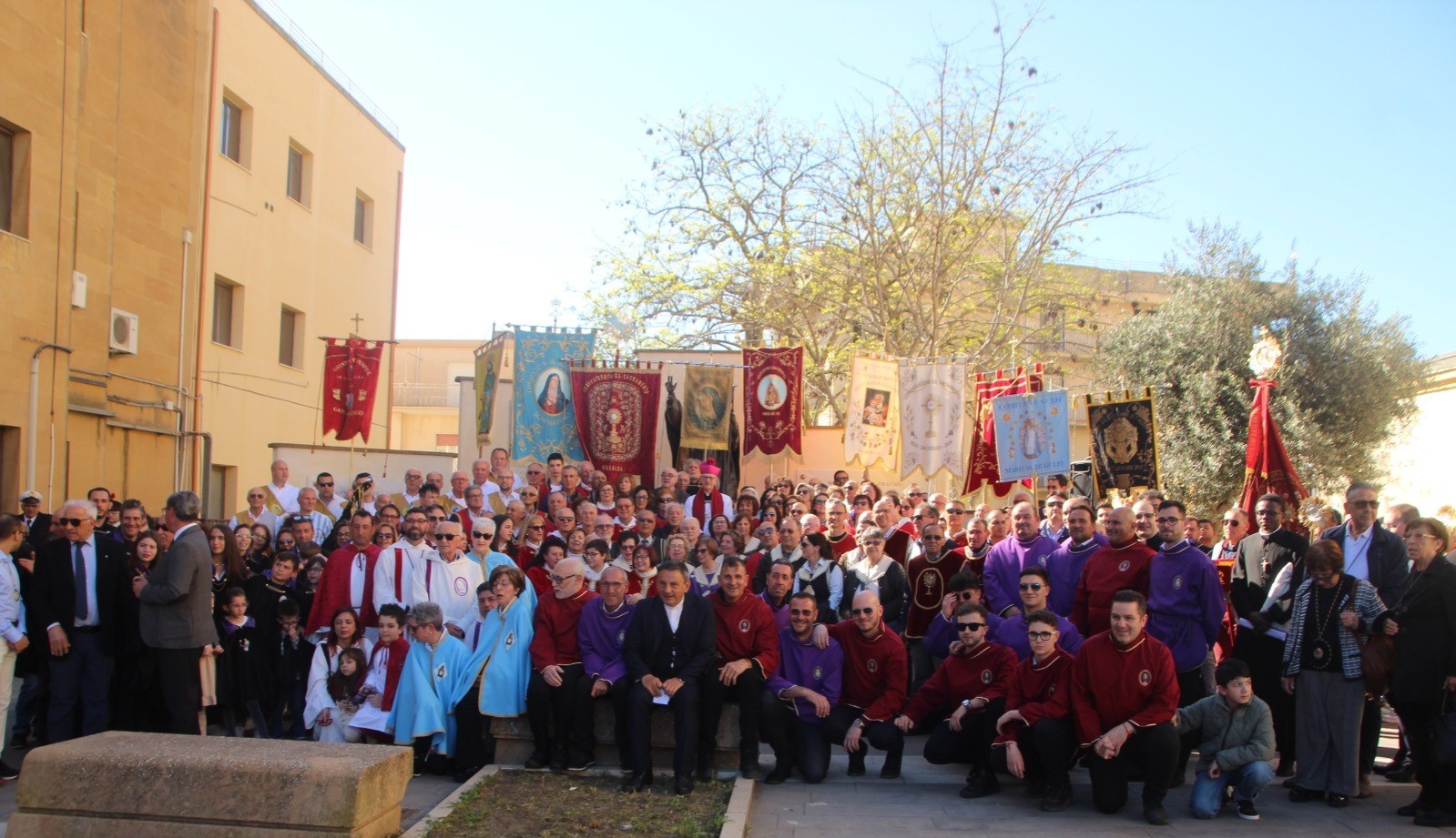 Confraternite, comitati feste, portatori e bande musicali insieme col Vescovo in Cattedrale. Catechesi e Santa Messa