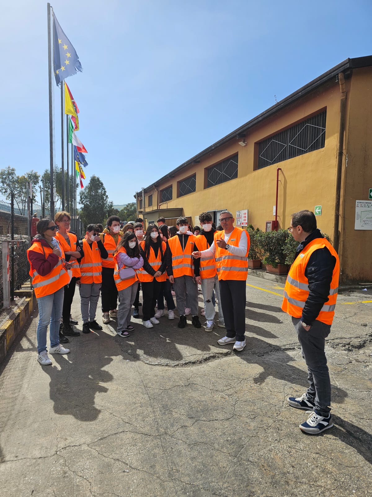 Paper Week 2024: Visita guidata degli studenti dell’Hodierna di Mussomeli alla piattaforma di raccolta e differenziazione rifiuti “TRAINA SRL”