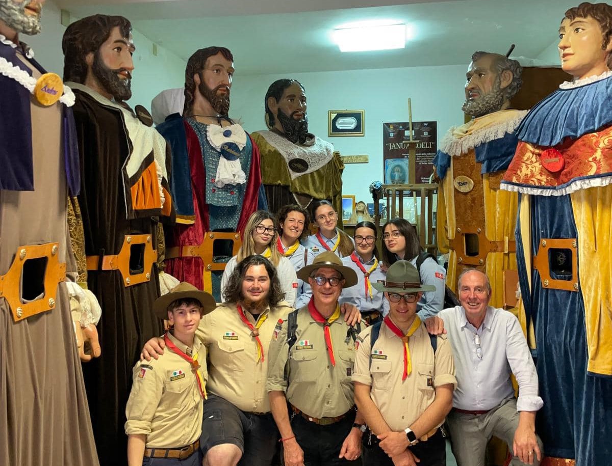 San Cataldo. L’associazione Giuseppe Amico Medico guida scout e  studenti polacchi in visita ai simulacri della Settimana Santa e ai Sanpaoloni