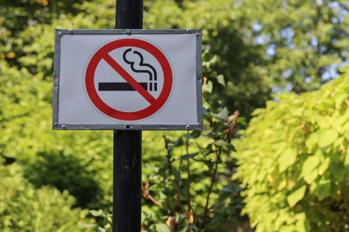 Dal 1° gennaio 2025 divieto di fumo a Milano anche in strade, piazze e marciapiedi. Multe fino a 240 euro