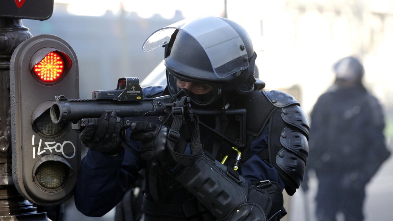 Francia, 20 poliziotti incappucciati fanno irruzione all’alba e ammanettano una famiglia, ma era la casa sbagliata