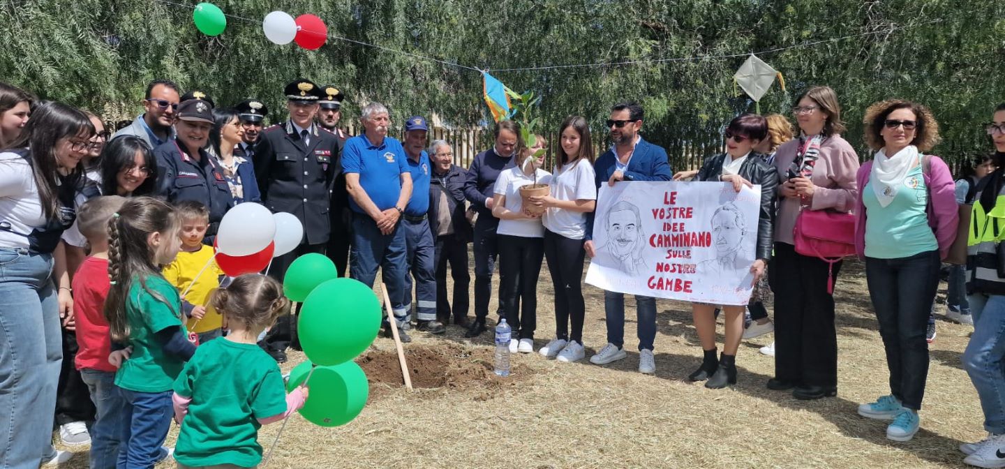 Carabinieri, nel nisseno:  progetto nazionale di educazione alla legalità ambientale “Un albero per il futuro” e “Albero Falcone”