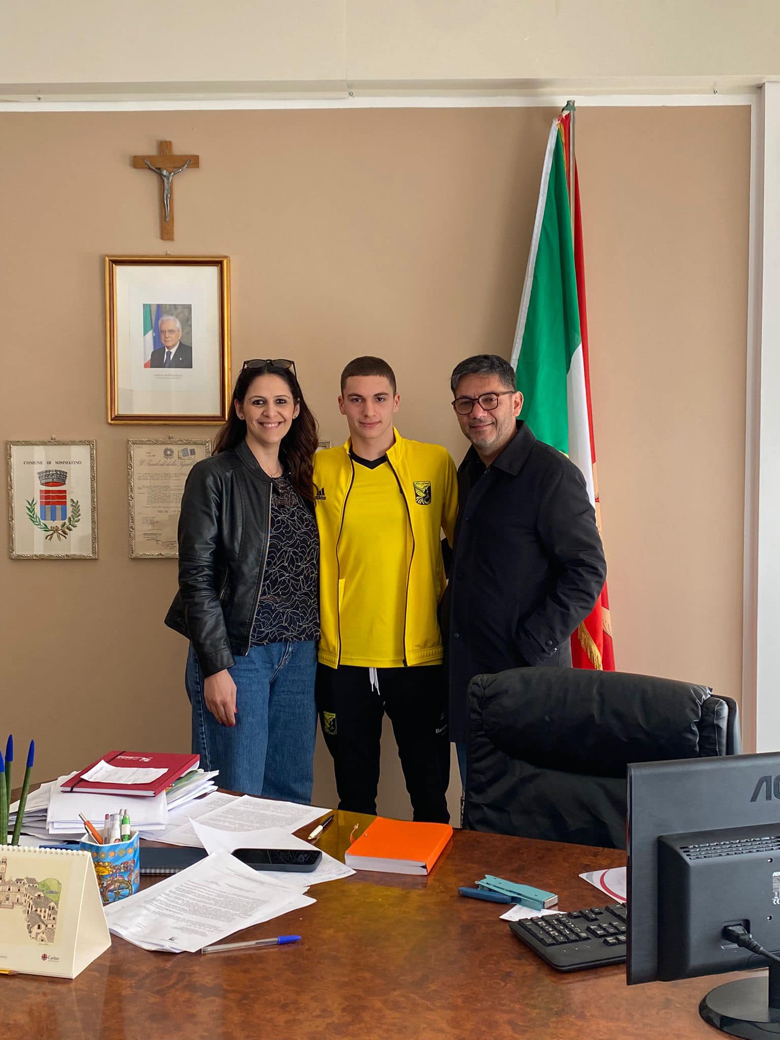 Sommatino. Il campione di nuoto Simone Capostagno in visita al Comune. Il sindaco: “E’ motivo d’orgoglio per la nostra Comunità”