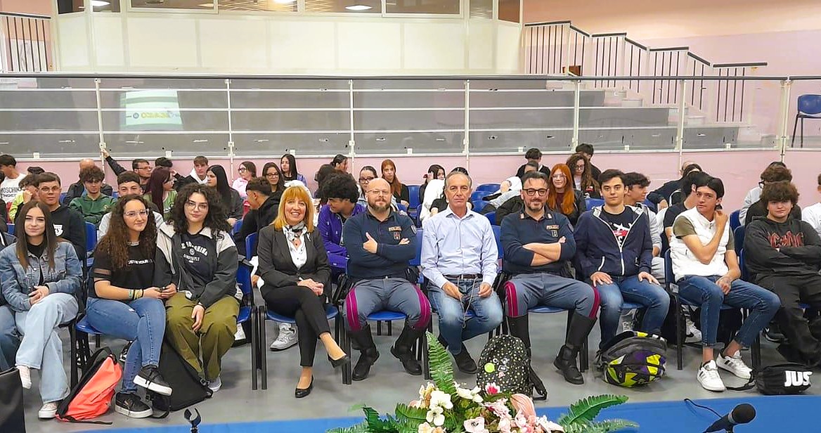 All’IISS “Ettore Maiorana” la Polizia stradale ha incontrato gli studenti sul “Progetto Icaro”
