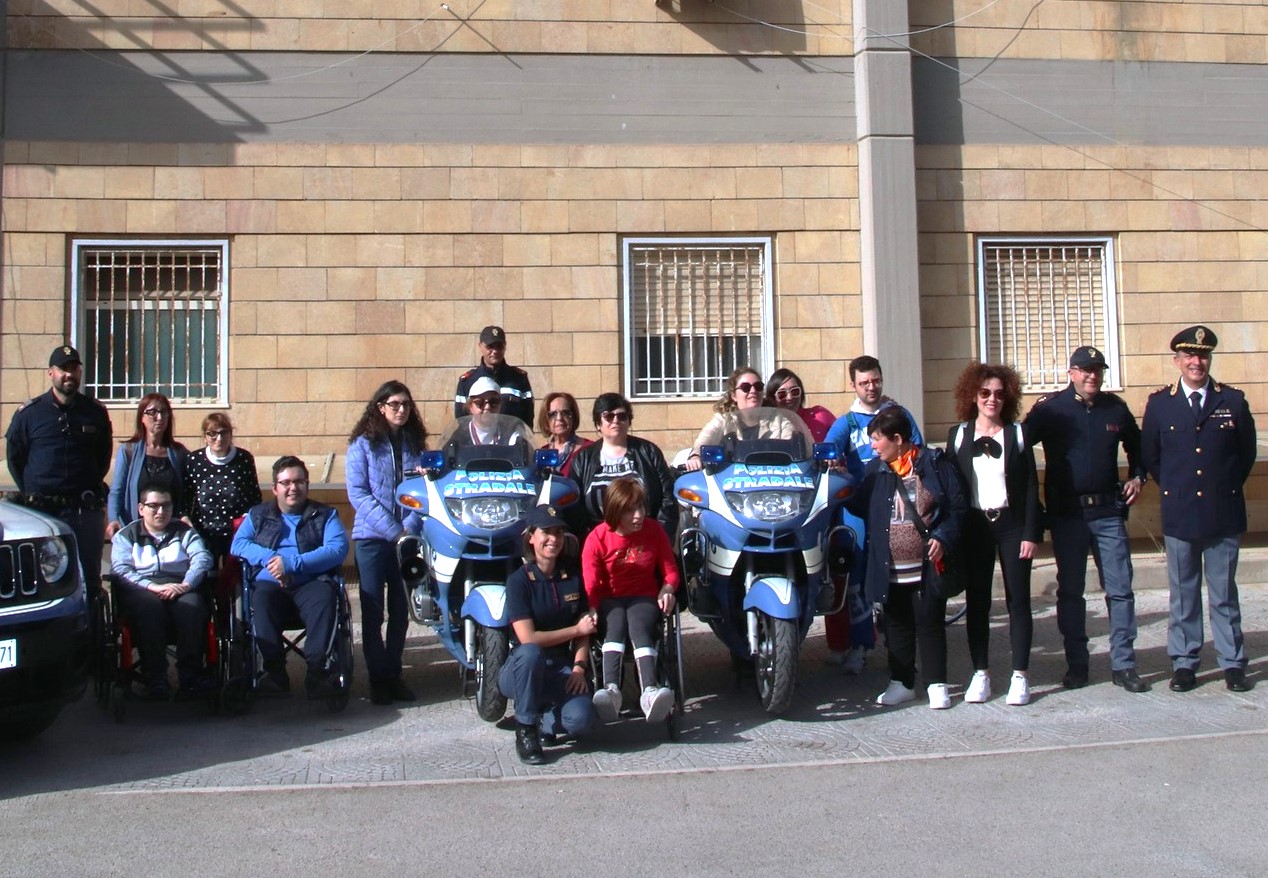 Visita dell’Associazione “Art Therapy” alla sala operativa e ai veicoli in dotazione al Commissariato di Gela