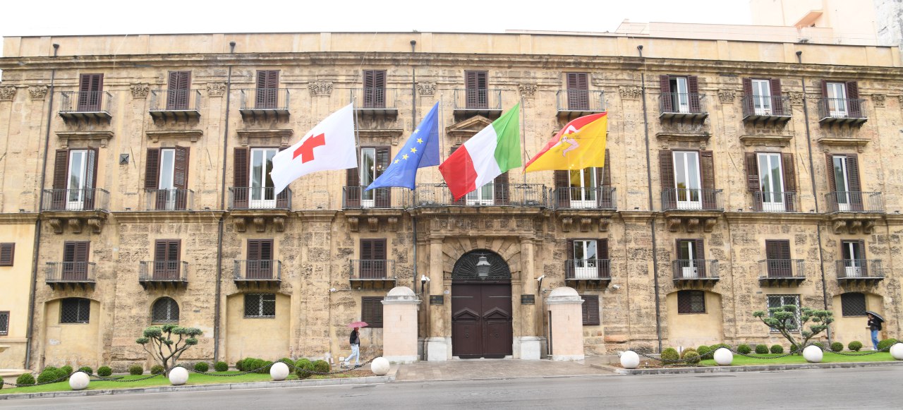 Sicilia. Giornata mondiale della Croce rossa: esposta la bandiera sulla facciata di Palazzo d’Orléans