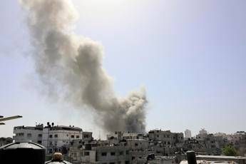 Gaza, raid israeliani sulla Striscia: “33 morti, la metà bambini”