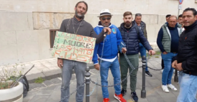 Siccità: allevatori di Enna si incatenano davanti a prefettura