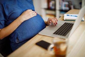 Lavoro, “una donna su 5 penalizzata dopo la nascita di un figlio”