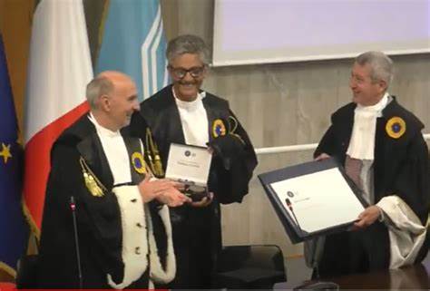 A Urbino la sua ‘lectio magistralis’, ed è subito show. A Fiorello il Sigillo di Ateneo