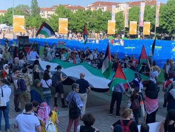 Torino, tensione ai cancelli del Salone del libro: manifestanti pro Palestina cercano di forzare gli ingressi