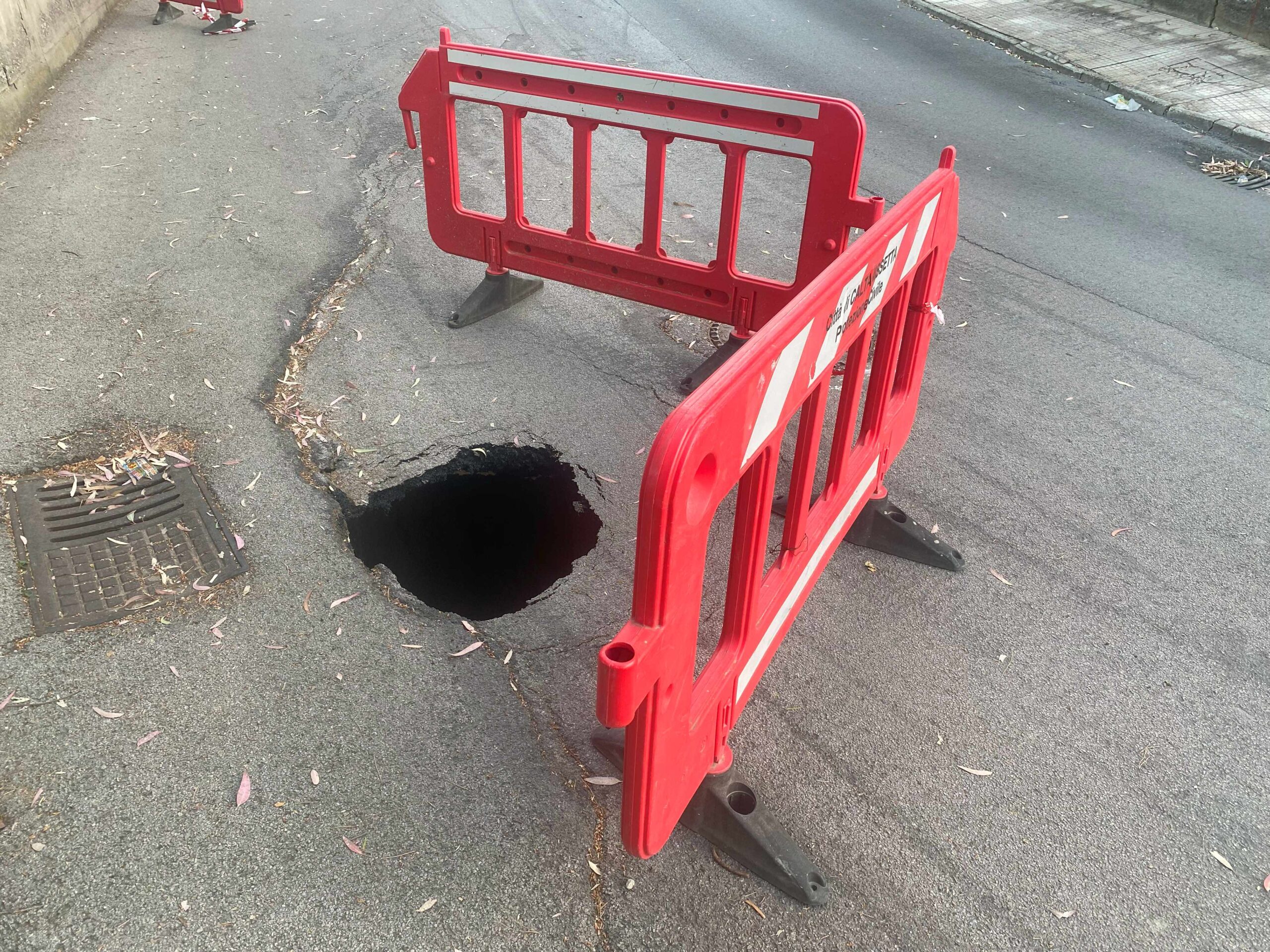 Caltanissetta. Voragine in via Aldo Moro. Oscar Aiello: “Non si può restare indifferenti di fronte a simili potenziali pericoli”