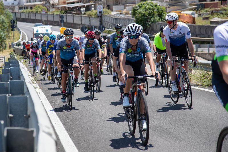 Giro della Sicilia, in 100 ai nastri di partenza. Salvatore Busacca si aggiudica la prima tappa