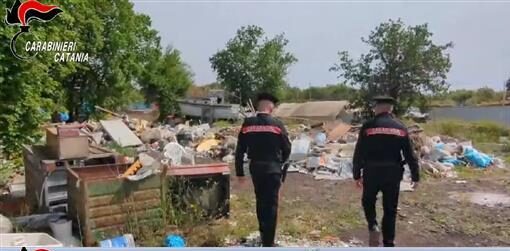 Catania. Scoperta e sequestrata discarica abusiva: carcasse di mezzi e una officina senza autorizzazioni
