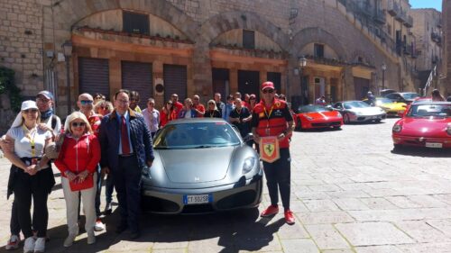 A Gangi raduno della scuderia Ferrari Club Palermo: tour per i vicoli del borgo madonita