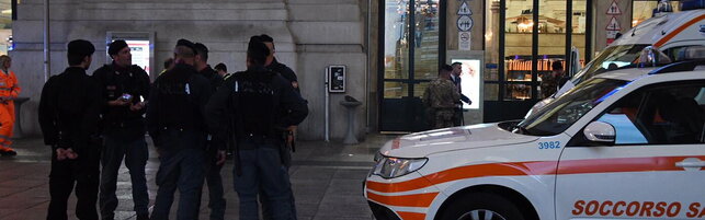 Egiziano aggredisce agenti, poliziotto gli spara a una spalla