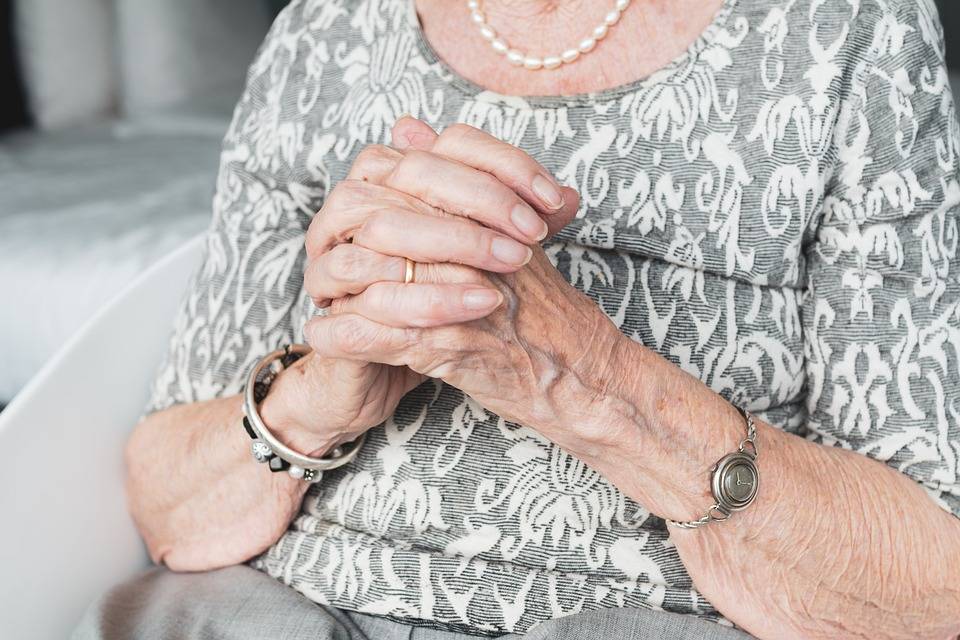 Abbandona madre invalida e va in vacanza, anziana muore