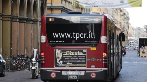 Ragazzino trova un borsello sul bus e lo restituisce: dentro c’erano 60mila euro