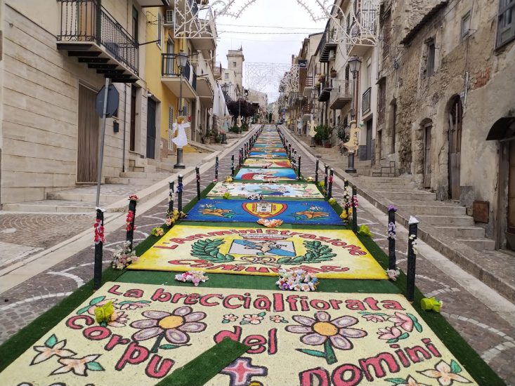 Nasce la Rete Nazionale di Infiorate e Composizioni di Arti Effimere: tra i Comuni del Nisseno c’è Acquaviva Platani