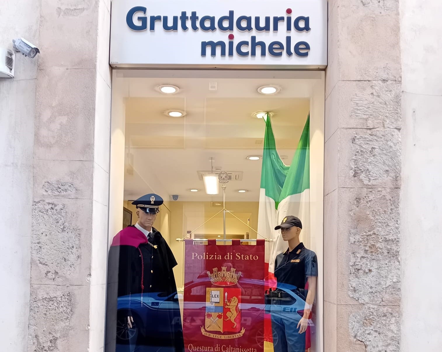Caltanissetta. In vista del 78° anniversario della Repubblica, le uniformi e il gonfalone della Polizia di Stato ospitati in vetrina