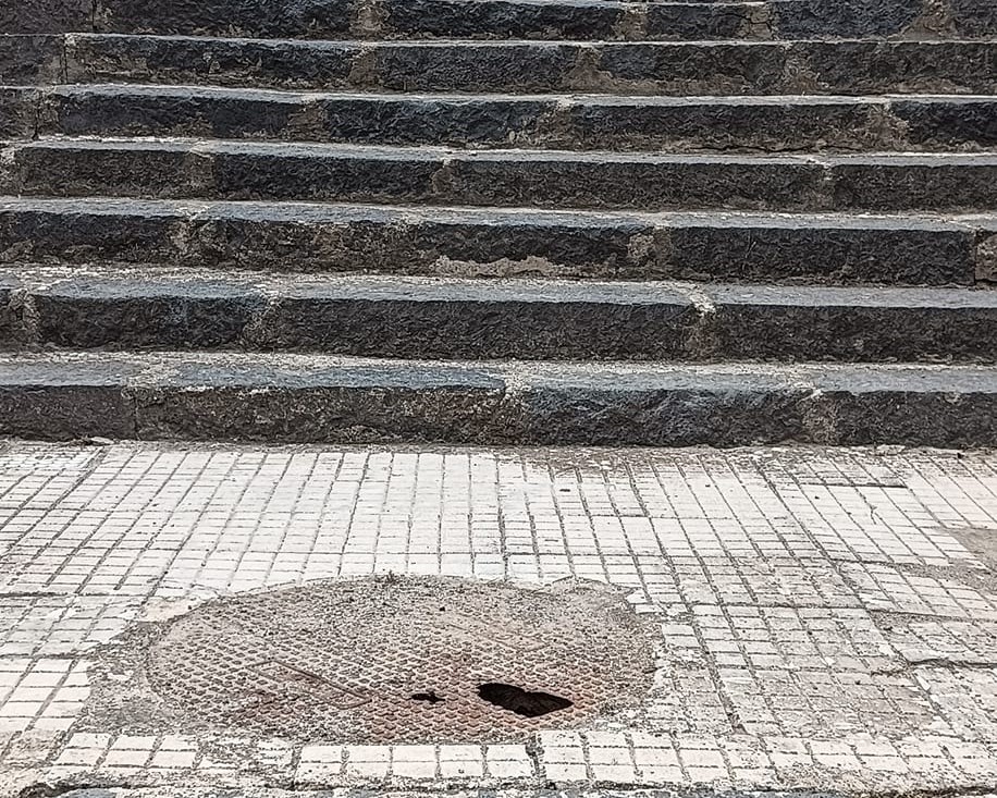 San Cataldo. Segnalato dai cittadini potenziale pericolo rappresentato da buco in un tombino