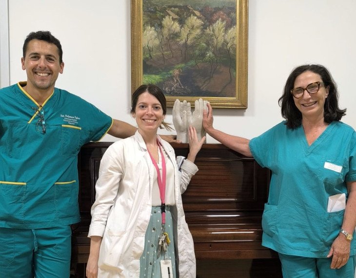 Ricostruzione di pollice e alluce su paziente al quale, in un incidente stradale, gli era stato amputato il primo dito della mano destra