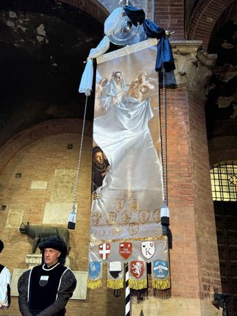 Palio di Siena, svelato il Drappellone del 2 luglio