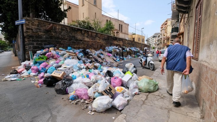 Palermo, strade invase dai rifiuti: non si arresta l’emergenza, cassonetti stracolmi