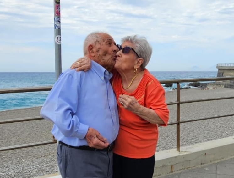 L’amore senza tempo: la storia di una coppia nissena novantenne a spasso per le vie di Capo d’Orlando