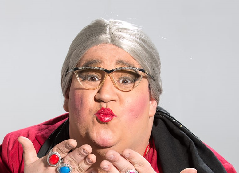 Infiorosa 2024. A Favara arriva Carmelo Caccamo con la Signora Santina. Da oggi c’è il tappeto floreale