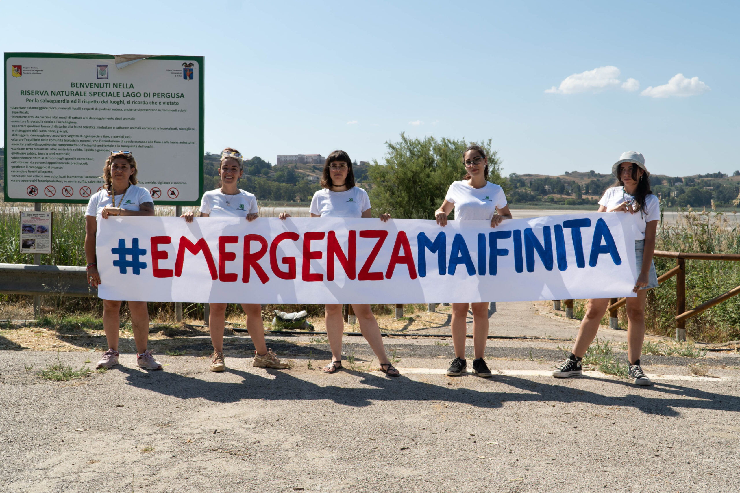 Blitz di Goletta dei laghi sul lago di Pergusa, in Sicilia, con lo striscione #Emergenzamaifinita