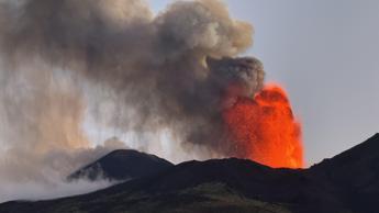 Etna. Il vulcano si placa, cenere sui paesi limitrofi. INGV: “Resta attività esplosiva al cratere Voragine”