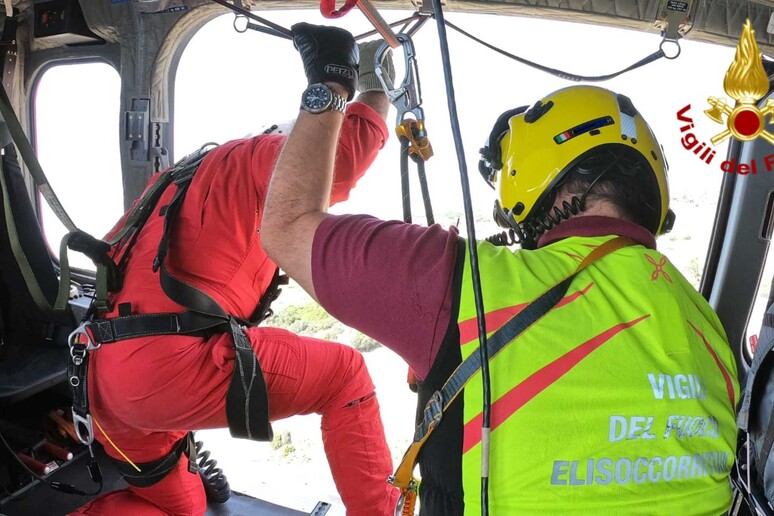 Nell’Ennese lavoratore forestale si infortuna mentre spegne incendio ed è tratto in salvo dai Vigili del Fuoco
