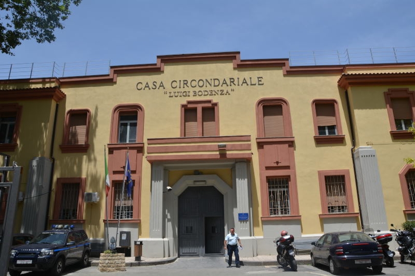 Droga e cellulari introdotti in carcere: ad Enna 12 arresti della Polizia di Stato e di quella Penitenziaria