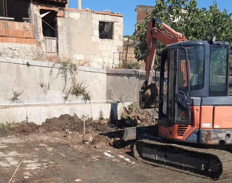 Santa Caterina. Iniziati i lavori per il collocamento di serbatoi per accumulare acqua che sgorga da abbeveratoio di Acquamara