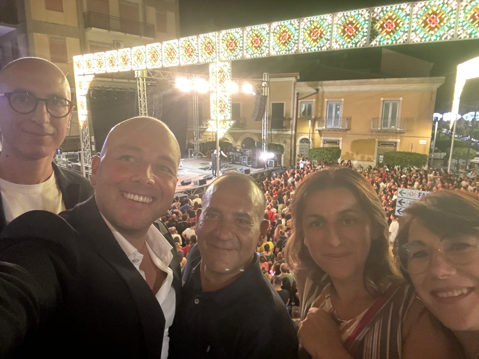 Serradifalco. Grandissimo successo di pubblico per il concerto dei Gemelli Diversi e per la Fiera Enogastronomica