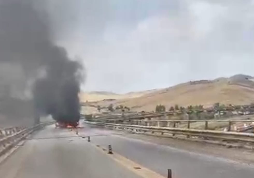 Incidente stradale sulla A19 Palermo-Catania, un ferito e auto a fuoco
