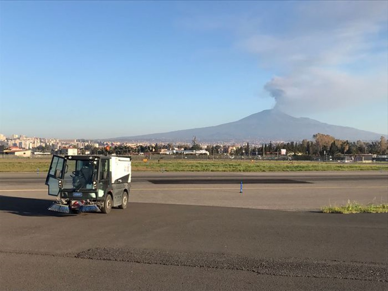 Etna, SAC: “Piste inagibili per cenere, i voli ripatiranno alle 18:00”