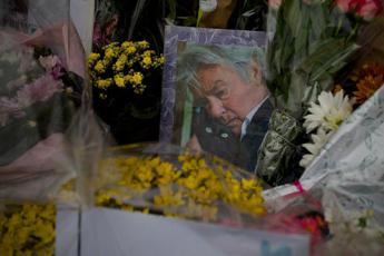 Alain Delon, l’ultimo saluto dei fan: montagne di fiori davanti ai cancelli di Douchy