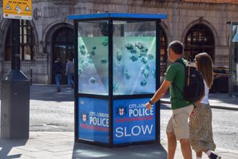 Banksy rivendica nuova opera, pesci che nuotano in gabbiotto polizia a Londra