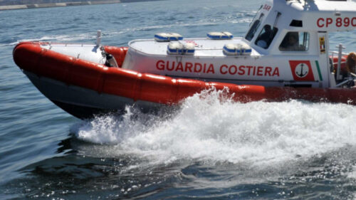 Migranti. Guardia Costiera soccorre imbarcazione con 90 persone a bordo