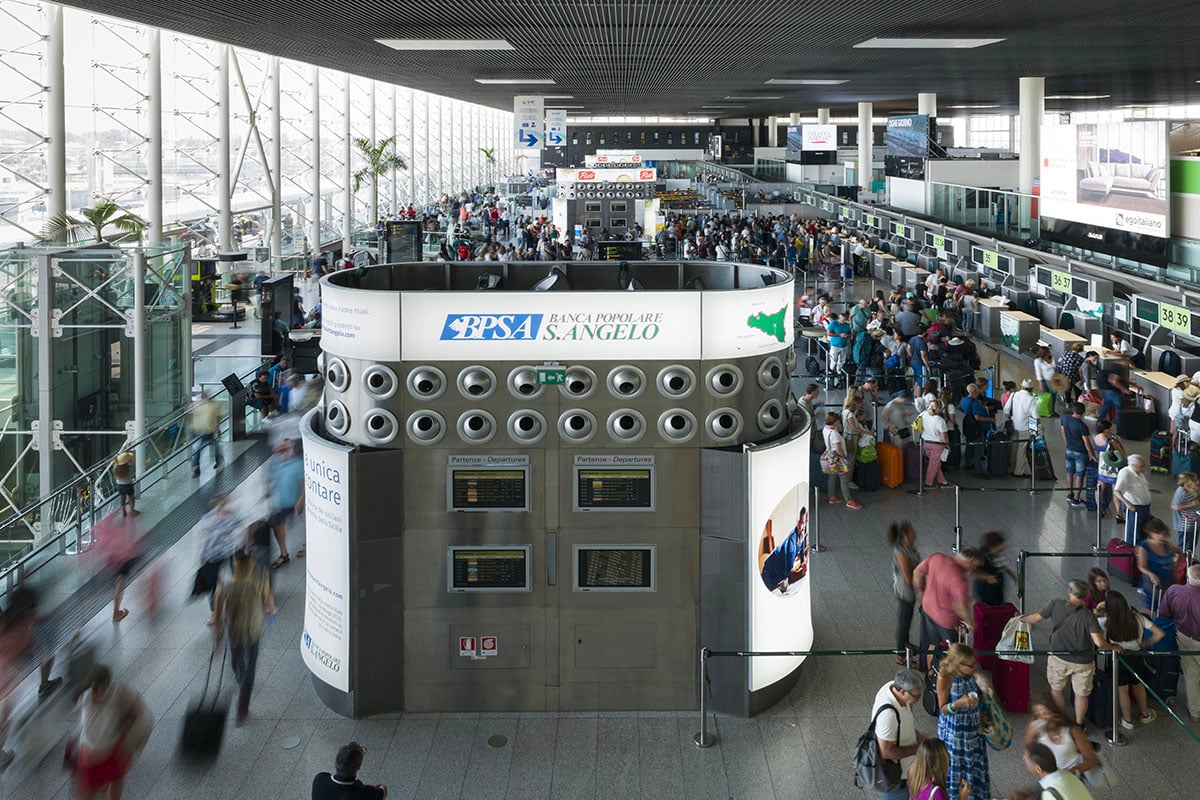 Etna, nuova attività eruttiva: chiusi 2 settori dell’aeroporto di Catania