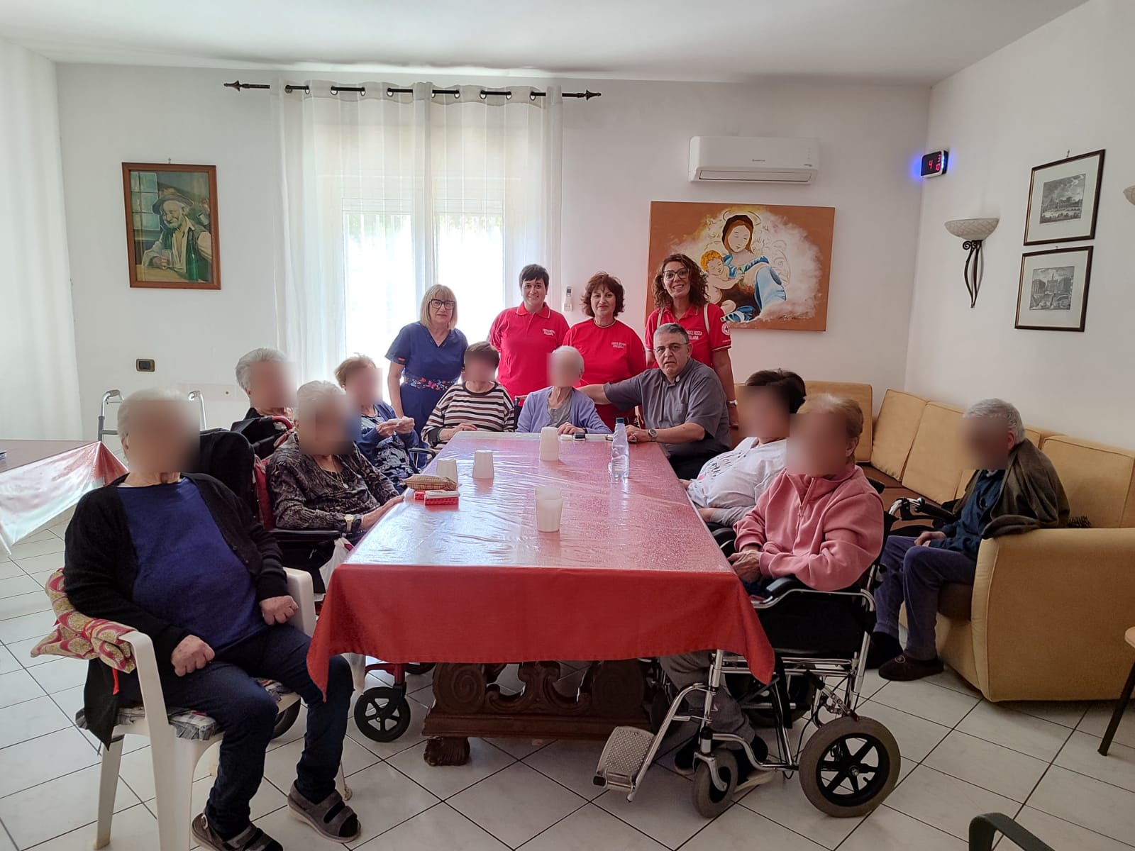 Serradifalco. Volontari della Croce Rossa e padre Calogero Mantione in visita ad anziani in una casa di riposo